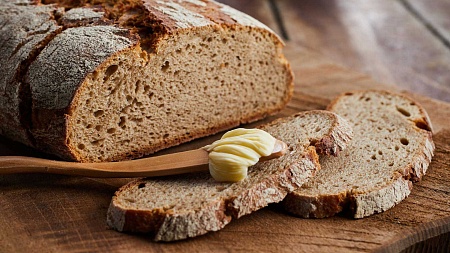 Chleb pełnoziarnisty z pomidorem i oliwą